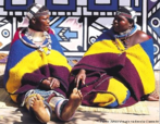 As mulheres da tribo Nbedele, localizada na frica do Sul, andam com mantos coloridos amarrados nas costas, como vestimenta. <br/> Palavras-chave: mulheres, tribo Ndebele, vestimenta, cobertores, Africa do Sul