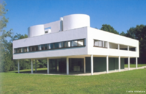 "Vila Savoye" (1929-1931) do arquiteto suo Charles Edouard Jean Neret (1887-1965), conhecido com o nome profissional de Le Corbusier. Este pensava que a casa deveria ser bonita e confortvel, mas tambm lgica, funcional e eficiente (uma "mquina de morar"), perfeitamente apta para atender s necessidades dos ocupantes. Seu melhor exemplo de "mquina de morar", uma casa branca, de linhas retas, inteira ou parcialmente apoiada em pilotis, pilares de concreto que sustentam a base ou piso de construo a certa altura do solo, liberando esse espao para diversos usos. Vila Savoye recebe tanta luz natural em seu interior que ganhou o apelido de Les Heures Claires (As Horas Claras). <br/><br/> Palavras-chave: vila savoye, le corbusier, mquina de morar, funcional, arquiteto, casa