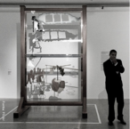 Marcel Duchamp (Frana, 1889-1968), um dos precursores da arte conceitual. Tendo se mudado para Nova York e largado a Europa, Duchamp encontra na Amrica um solo frtil para sua arte dadasta. Decorrente dessa fase, nasce o projeto para a obra mais complexa do artista: A noiva despida pelos seus celibatrios, mesmo ou O grande vidro. Trata-se de duas lminas de vidro, uma sobre a outra, onde se v uma figura abstrata na parte de cima, que seria a noiva, e na parte de baixo, se percebe uma poro de outras figuras (feitas de cabides, tecido e outros materiais), dispostas em crculo, ao lado de uma engrenagem (retirada de um moinho de caf). No se tem um consenso acerca do que representa essa obra, mas diversas opinies conflitantes que ainda rendem bastante discusso. Como observou Octavio Paz, o Grande Vidro ‹ um enigma e, como todos os enigmas, no  algo que se contempla mas sim que se decifra›. <br/> Palavras-chave: Marcel Duchamp, arte conceitual, arte dadasta, Noiva Despida, Grande Vidro