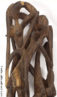 No centro leste do continente africano, a etnia Makonde que vive no sudeste da Tanznia e no norte de Moambique, se destaca com um estilo muito popular de esculturas, que so os “Shetani”, o qual representa rvores de famlias, mostrando a tradio da unio familiar. So vrias pessoas esculpidas em um s pedao de madeira, produzidas pelo prprio povo, que se utiliza de uma madeira preta, o bano. <br/><br/> Palavras-chave: etnia makonde, escultura africana, shetani, bano, rvores de famlias