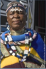 A Artista Sul-africana Esther Mahlangu de 75 anos, nascida em 1935, pertence  comunidade Ndebele de Gauteng, ao norte de Pretoria. Pioneira em colocar as cores e formas Ndebele em telas, at ento realizadas somente nos murais das casas. Desenha  mo livre, sem medies ou esboos utilizando tintas brilhantes. A sua arte  fortemente marcada pelo estilo original de sua tribo, que emprega pinturas especiais nas paredes atravs de formas geomtricas e multicoloridas. Em 1989, quando tinha 55 anos, foi a primeira mulher de sua tribo a cruzar o oceano, a transpr os murais para telas e levar as convenes do seu trabalho a um pblico mais vasto. Isso aconteceu, porque viajou at Paris para criar os murais da exposio “Magiciens de la Terre”, e recebeu encomendas de trabalhos para museus e outros edifcios pblicos como o Civic Theater de Johannesburgo, para a BMW, entre outras. Conquistou a Europa com sua pintura colorida e logo caiu nas graas de gente como Andy Warhol, Alexander Calder e Frank Stella. <br/><br/> Palavras-chave: artista esther mahlangu, pintura geomtrica, ndebele, pintura em tela, pintura mural.