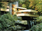 “Casa da Cascata” (1936-1939) do arquiteto norteamericano Frank Lloyd Wright (1867-1959), ilustra bem a arquitetura orgnica, uma casa projetada de modo que se integre harmoniosamente  paisagem. Esta superaria o racionalismo, o funcionalismo e o maquinismo. Formado em um meio diferente do racionalismo e da Bauhaus, Wright provinha da escola americana de Louis Sullivan.  <br/><br/> Palavras-chave: casa da cascata, frank lloyd wright, arquitetura orgnica, racionalismo, louis sullivan