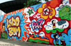 Exemplo de muro grafitado com mensagens de paz. <br/> Palavras-chave: grafite, pichao, arte de rua, graffiti
