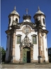 Igreja de So Francisco de Assis (1764/1766-1810) contm parte da obra de Aleijadinho. Construda em Ouro Preto, na evoluo do perodo barroco. No Brasil do sculo XVII surgiram grandes construes, porm a maioria das obras era de portugueses. Entre os primeiros e mais importantes arquitetos brasileiros, destaca-se um mineiro que se dedicou tambm  escultura. Trata-se de Antonio Francisco Lisboa (1730/1738-1814), mais conhecido como Aleijadinho, por causa de uma doena que o atingiu por volta dos 50 anos. Filho de um arquiteto portugus e de uma escrava, Antonio F. Lisboa nasceu e viveu em Vila Rica, atual Ouro Preto, cidade que por sua arquitetura barroca inconfundvel, em 1980, foi proclamada Patrimnio Histrico da Humanidade.