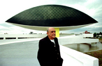 Uma das imagens feitas diariamente, durante seis meses, do trabalho de construo do museu, inclusive do prprio Oscar Niemeyer em frente ao Olho, alm dos operrios e da exposio de outras obras artsticas j expostas. O maior prmio que um homem pode dar a si mesmo  deixando um pouco a sua histria para as pessoas, disse o fotgrafo, sobre o acervo de imagens da construo do MON.  Palavras-chave: Braslia, Oscar Niemeyer, arquitetura, MON, Museu Oscar Niemeyer, Museu do Olho