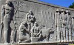 Painel em Granito representando os ciclos econmicos do Paran de autoria de Erbo Stenzel localizado na praa 19 de dezembro.  
