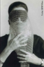 Lygia Pimentel Lins (1920 - 1998), mineira, foi pintora e escultora. Mudou-se para o Rio de Janeiro, em 1947, e iniciou seu aprendizado artstico com Burle Marx. Foi uma das fundadoras do Grupo Neoconcreto e participou da sua primeira exposio, em 1959. Recebeu o prmio de melhor escultora na Bienal Internacional de So Paulo em 1961. Em 1976, Lygia Clark inicia uma nova fase, estudando as possibilidades teraputicas da arte sensorial com uma abordagem diferente para cada pessoa, usando os  Objetos relacionais , que  a designao genrica atribuda por Lygia Clark a todos os elementos que utilizava nas sesses de Estruturao do Self  trabalho praticado de 1976 a 1988, no qual Lygia trabalha o  arquivo de memrias dos seus pacientes, os seus medos e fragilidades, atravs do sensorial. Objeto Relacional Mscara abismo: um saco de rede sinttica alaranjada (usado ainda hoje em supermercados para empacotar cebolas, batatas, etc) que envolve um saco plstico cheio de ar. Criado em diversas verses, este objeto era usado como mscara cobrindo o rosto do cliente, cuja extremidade prolongava-se sobre seu peito como a tromba de um animal.<br/><br/>Palavras-chave: Neoconcreto, objetos tridimensionais, arte sensorial, Objeto Relacional, Estruturao do Self, arquivo de memrias.